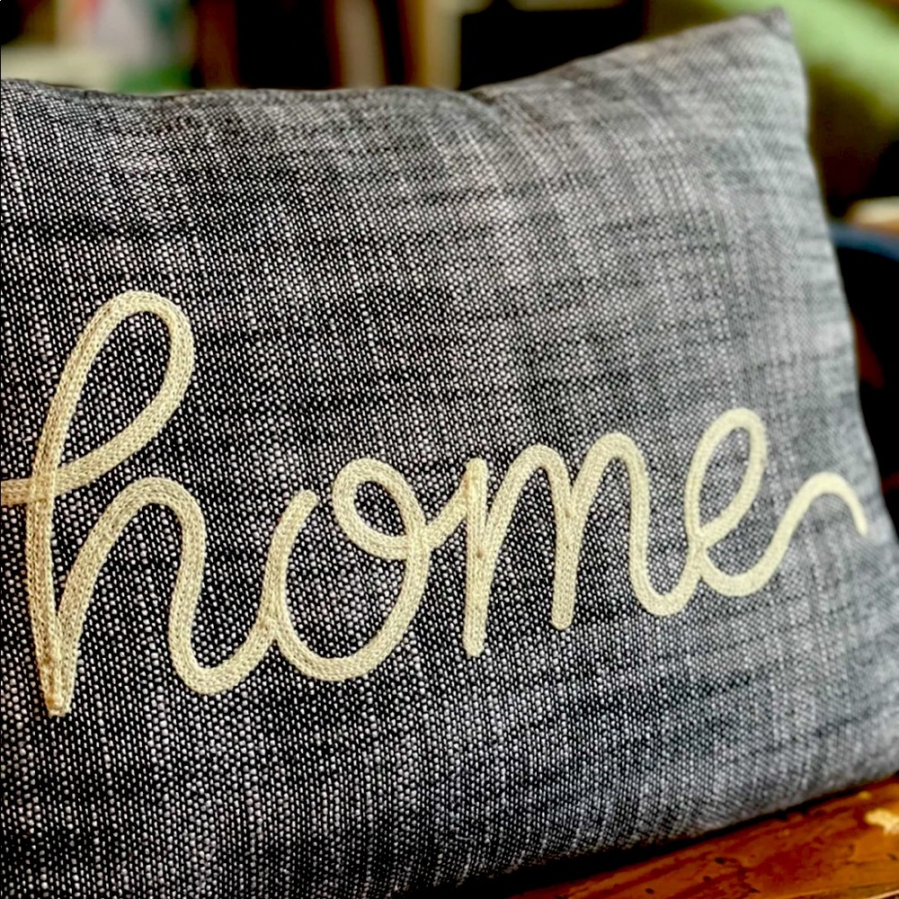 Small pillow
Perfect for entryway or couch
Blueish/grey - Picture 1 of 4